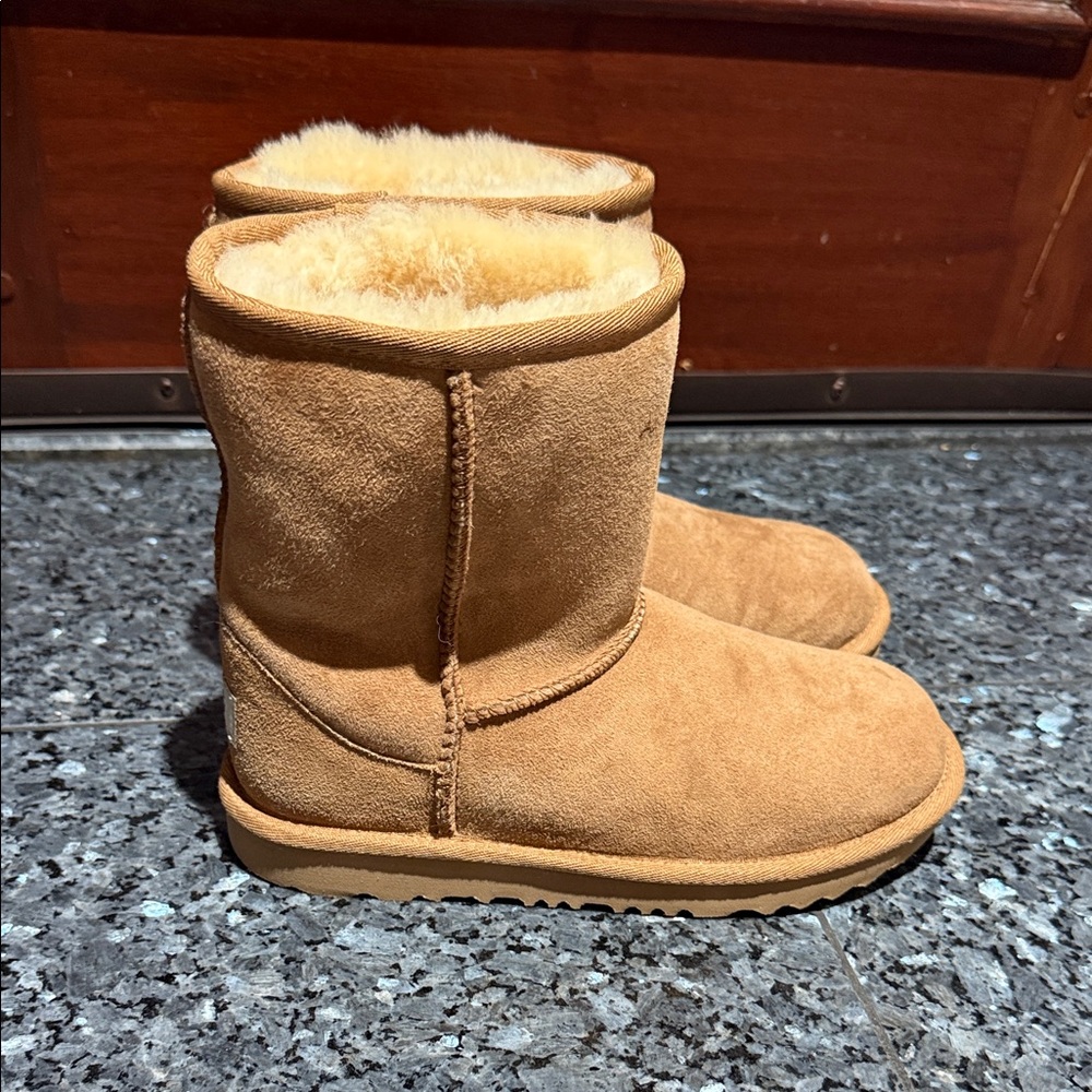 UGGS Classic Shearling Lined Suede Boots - Chestnut kids size 3